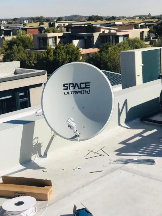 Groot satellietskottel tydens DStv herstel- en installasiewerk
