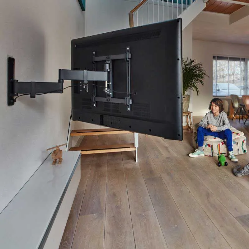 TV teen die muur gemonteer op 'n swaaiarm-bracket