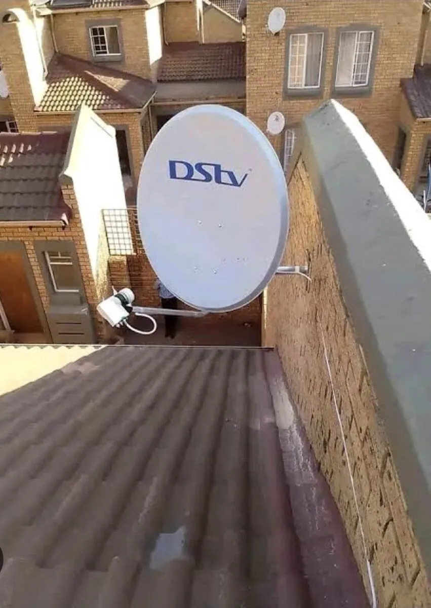 DStv skottel installasie op 'n meenthuis se muur