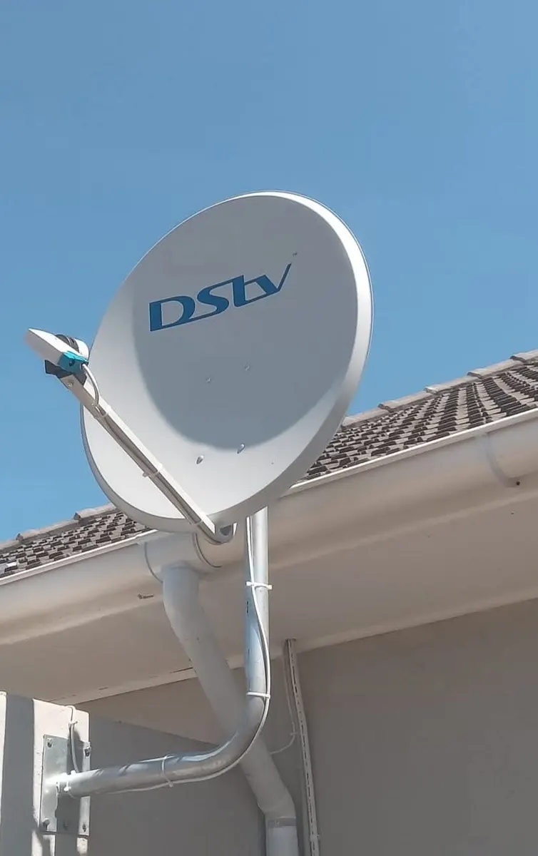 DStv satellietskottel professioneel by 'n huis geïnstalleer