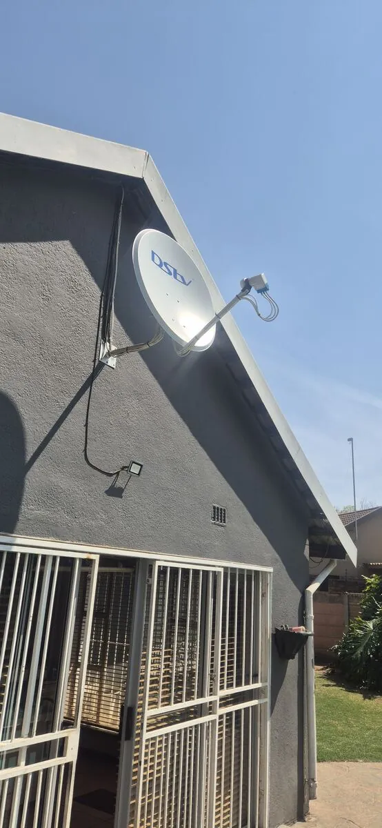 DStv skottel installasie teen 'n huis se dakpunt